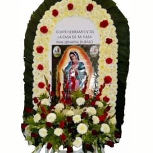 Parihuela grande para peregrinación, con polares y claveles en el cuerpo, polares, rosas, gladiolas y follajes en el arreglo floral inferior