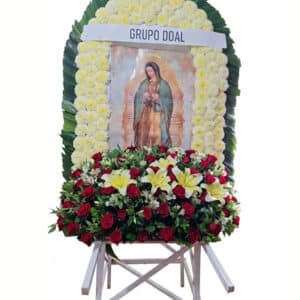 Parihuela grande con polares, 48 rosas color a elegir, 5 flores de oriental y follajes