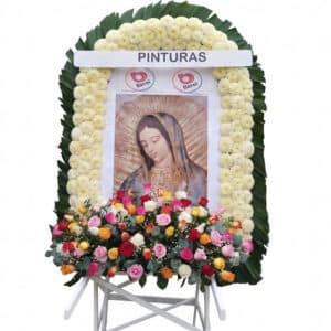 Parihuela para peregrinación grande con polares y rosas de colores en arreglo floral inferior